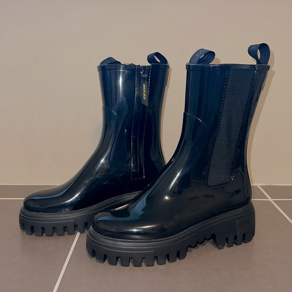 Women's Black Gloss Chelsea Rain Boots - Stylish Winter Waterproof Boots